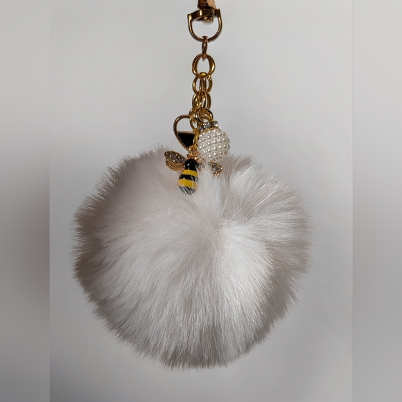 🤍 Handcrafted White Faux Fur Pom Pom Bag Charm with Bee & Pearl Accent – Large - Picture 2 of 4